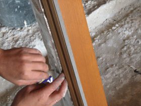 Aplicații ale benzii de încălțăminte ribiband care se extinde atunci când se montează ferestre și case
