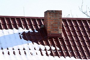 Trecerea conductei prin acoperișul metalic al trecerii furtunului, a acoperișului și a trecerii coșului de fum