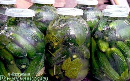 Рецепт кислих огірків на зиму під капронову кришку