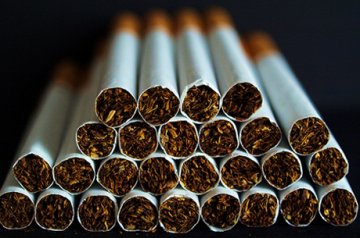 Oroszok leülni egy doboz cigarettát emelkedett