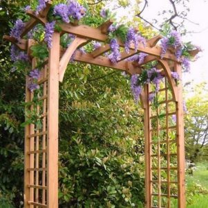 Arcul de grădină pentru flori cu mâinile proprii din lemn, țevi din plastic