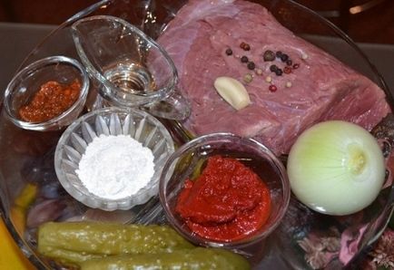 Salata cu carne de vită și mâncăruri de castravete, ls