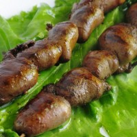 Shish kebab din ficat de porc în plasă de grăsime