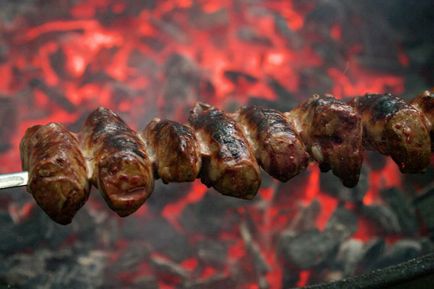 Shish kebab din ficat de porc în plasă de grăsime