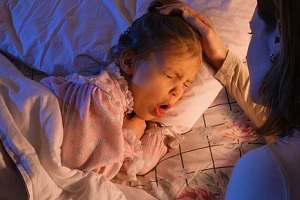 Tuse uscată la bebeluș în timpul somnului