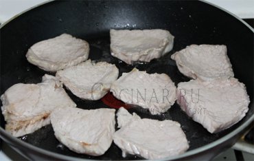 Carne de porc coapte cu cartofi și dovlecei în cuptor