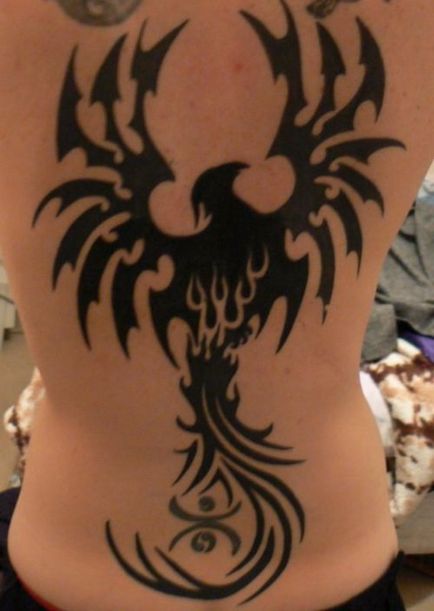 Törzsi tetoválások egy speciális értéket, és minden egyes vonalak, göndör, és még végrehajtani a lejtőn