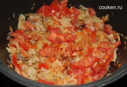 Запържете зеле със свинско месо и домати - рецептата със снимка