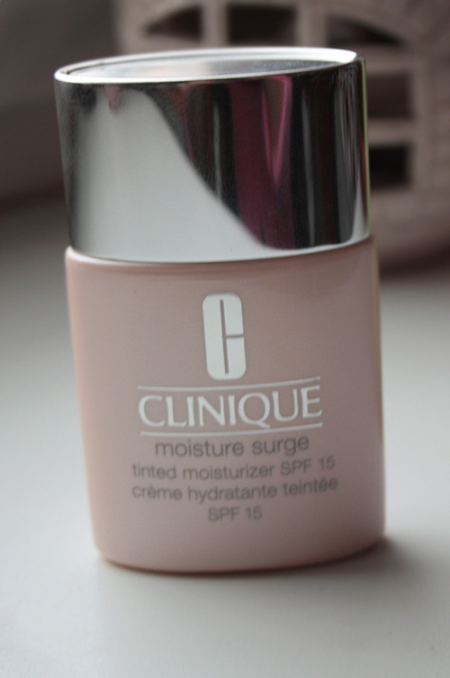 Зволожуючий крем з тоном moisture surge tinted moisturizer spf15 від clinique - відгуки, фото і ціна