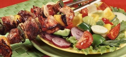 Snack egy shish kebab - saláta receptek, hogy felkap, sült zöldségek és kenyér a grill és