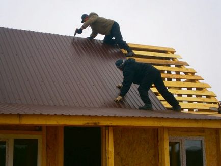 Înlocuirea ardezei pe placa ondulată cu propriile mâini și cum să acoperiți acoperișul