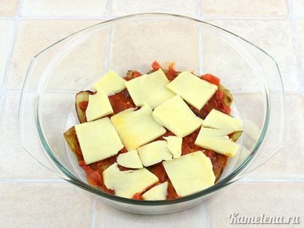Запіканка з баклажанів з помідорами і сиром