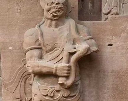 Археологи не можуть зрозуміти, що тримає в руках стародавня китайська статуя, kykyryzo
