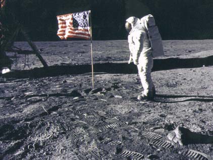 Чи були американці на Місяці