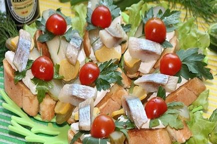 Sandvișuri cu hering pe masa festivă - delicios și frumos aperitiv