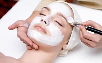 Curățând fața unui cosmetician ce este, cât este