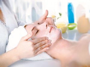 Tisztítás az arc, a kozmetikus - típusú eljárások előtt és után, akárcsak a professzionális fogtisztítás