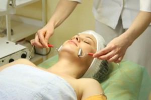 Curățarea feței de la un cosmetolog - tipuri de proceduri, fotografii înainte și după, cum se face o curățare profesională