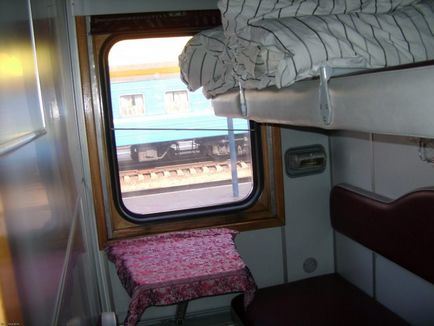 Compartimentul cu două locuri în trenul în care sunt disponibile convoaiele, fotografia 37 și 38 de locuri în această mașină, se pliază