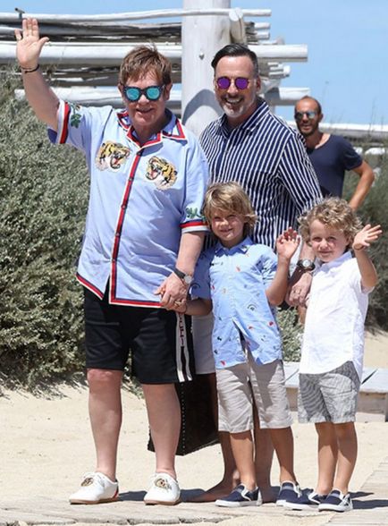 Elton John se odihnește în traseul Sfânt cu soțul ei David Fernish și copiii