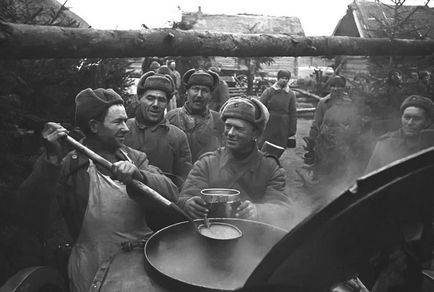 Bucătărie frontală decât soldații hrăniți în timpul mâncărurilor de război din Marele Război Patriotic