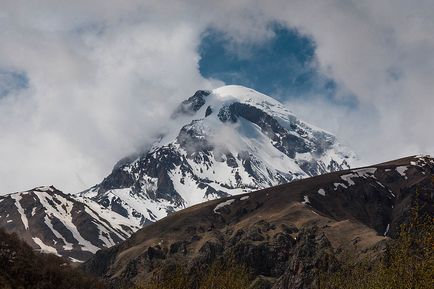 Muntele Kazbek merge de la Stepantsminda la biserica Trinity din Gergeti