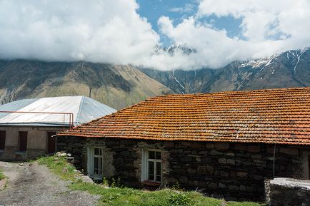 Muntele Kazbek merge de la Stepantsminda la biserica Trinity din Gergeti