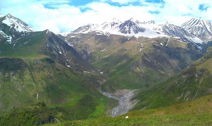 Muntele Kazbek merge de la Stepantsminda la biserica Trinity din Gergeti