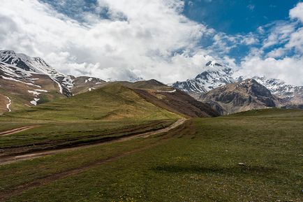 Muntele Kazbek merge de la Stepantsminda la biserica Trinity din Gergeti