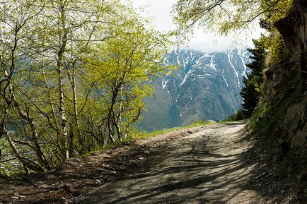 Muntele Kazbek merge de la Stepantsminda la biserica Trinity din Gergeti