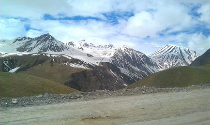 Muntele Kazbek merge de la Stepantsminda la biserica Trinity din Gergeti