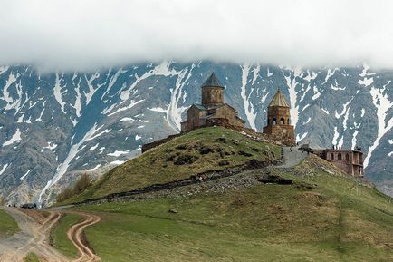 Гора казбек прогулянка з Степанцмінда до Троїцької церкви в Гергеті