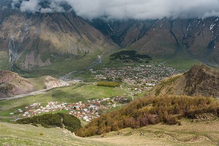 Muntele Kazbek merge de la Stepantsminda la biserica Trinity din Gergeti