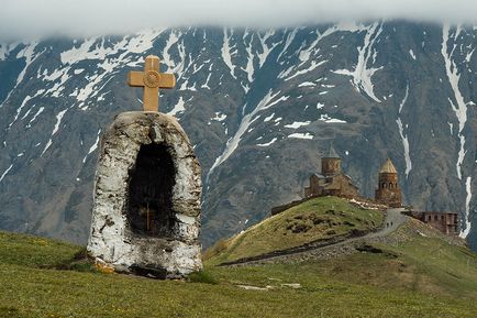Muntele Kazbek merge de la Stepantsminda la biserica Trinity din Gergeti