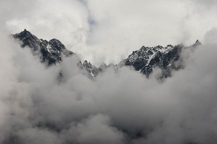 Muntele Kazbek merge de la Stepantsminda la biserica Trinity din Gergeti