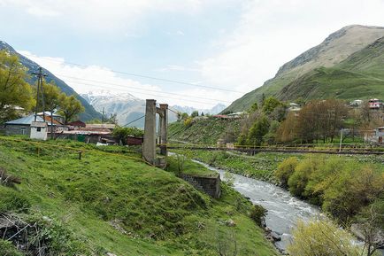 Muntele Kazbek merge de la Stepantsminda la biserica Trinity din Gergeti