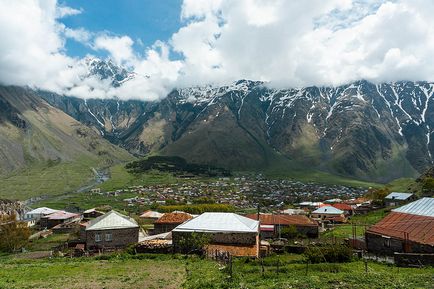 Muntele Kazbek merge de la Stepantsminda la biserica Trinity din Gergeti