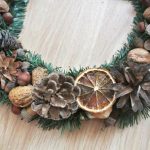 Pregătirea pentru sărbătorile de Anul Nou cum să faci o coroană de conuri frumoasă și originală de Crăciun