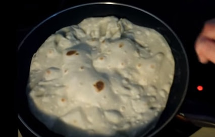 Se prepară pâine tradițională armeană de lavash - tineret vivat!