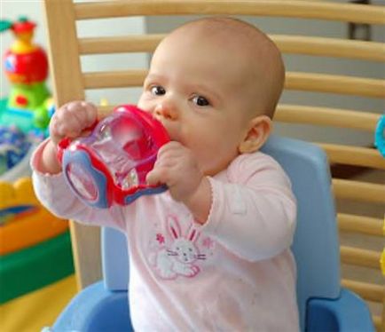 Немовляти можна поїти водою, немовля