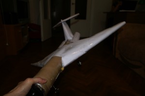 Jucărie cu mâinile proprii mare plan jet din hârtie, note mecanice