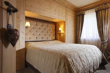 Інтер'єр маленької спальні з великим ліжком