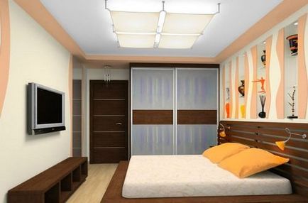 Interiorul unui dormitor mic cu un pat mare