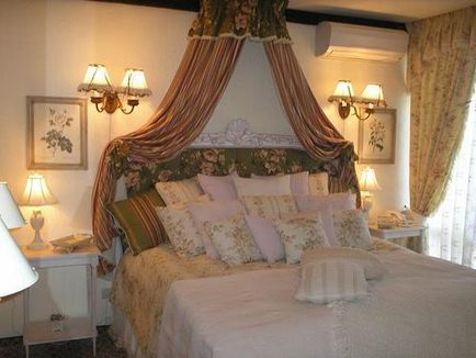 Interiorul unui dormitor mic cu un pat mare