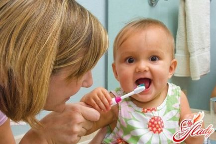 Cum să vă spălați dinții pentru un copil de un an