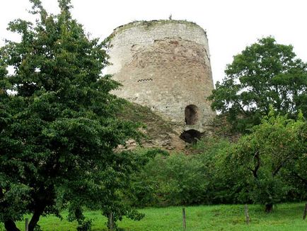 Які пам'ятки подивитися в Ізборську (фото, адреси, опису)