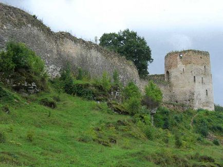 Які пам'ятки подивитися в Ізборську (фото, адреси, опису)