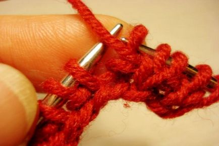 Cum să tratați gâtul unui pulovăr cu o bandă dublă de cauciuc