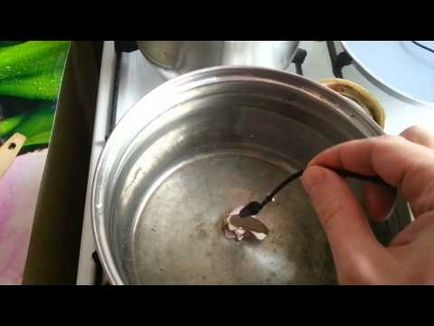Cum se desface un magnet de disc de pe o bază metalică