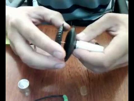 Cum se desface un magnet de disc de pe o bază metalică
